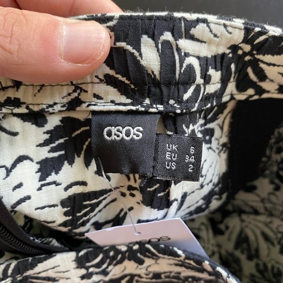 Asos - High waisted Size 2 Shorts - Picture 4 of 4